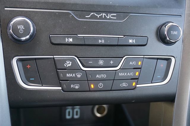 Used 2020 Ford Fusion SE image 19