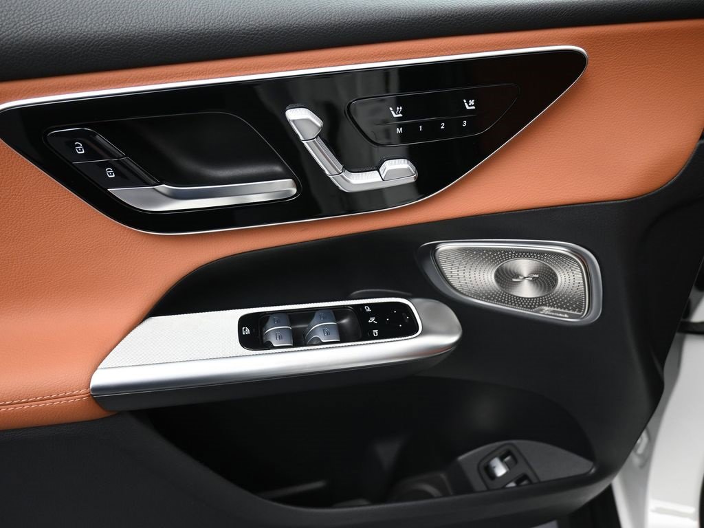 Used 2025 Mercedes-Benz GLC 350e 4MATIC image 16