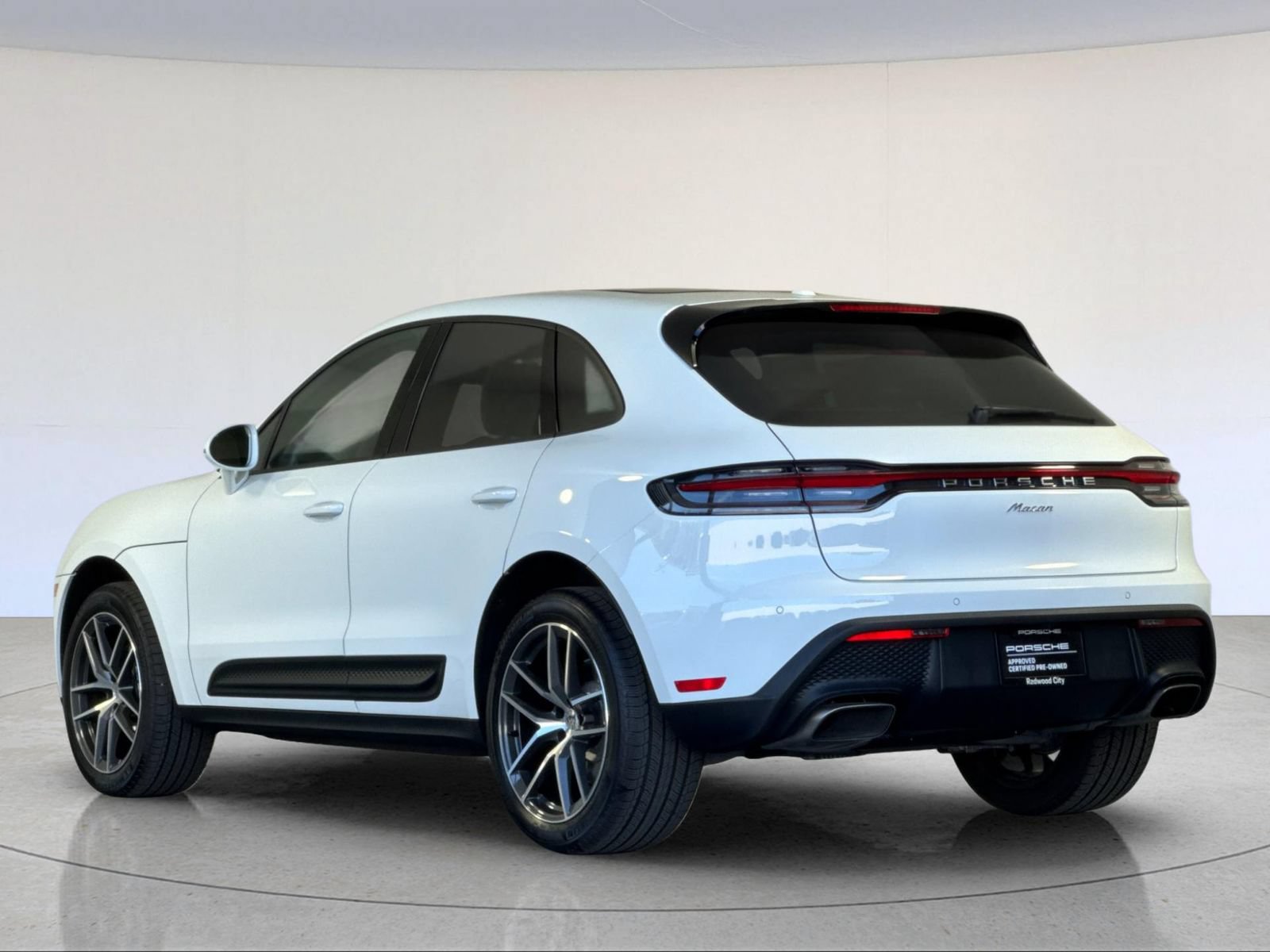 Certified 2026 Porsche Macan AWD/4WD image 3
