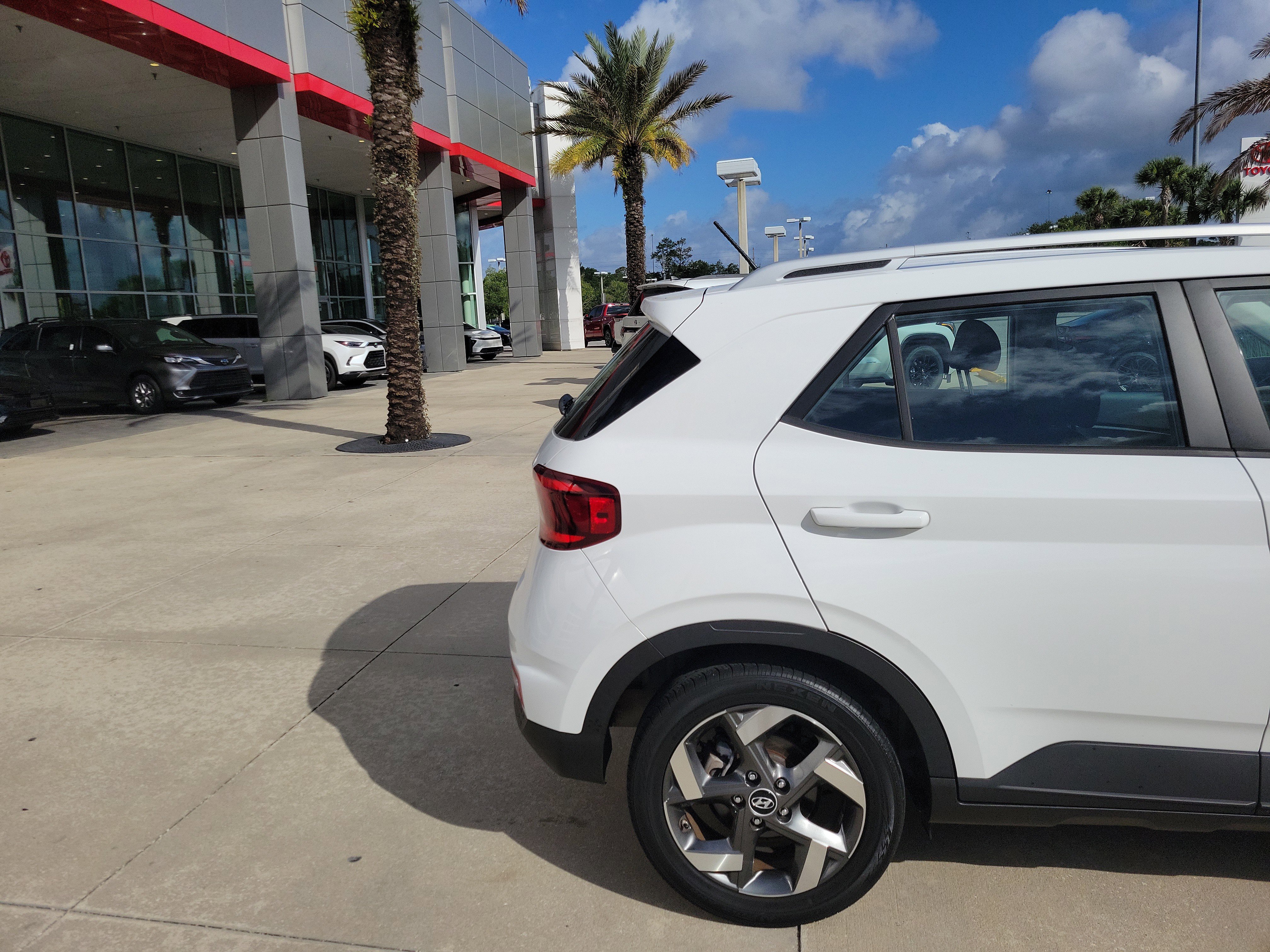 Used 2024 Hyundai Venue SEL FWD image 6