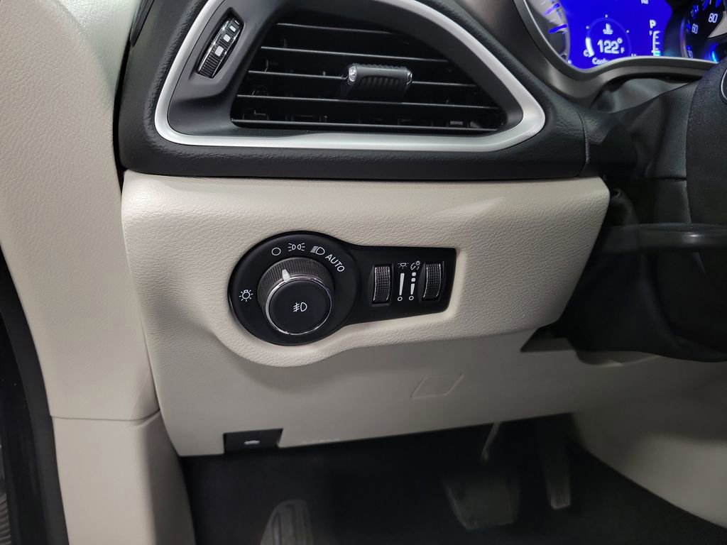 Used 2023 Chrysler Pacifica Touring-L FWD image 21