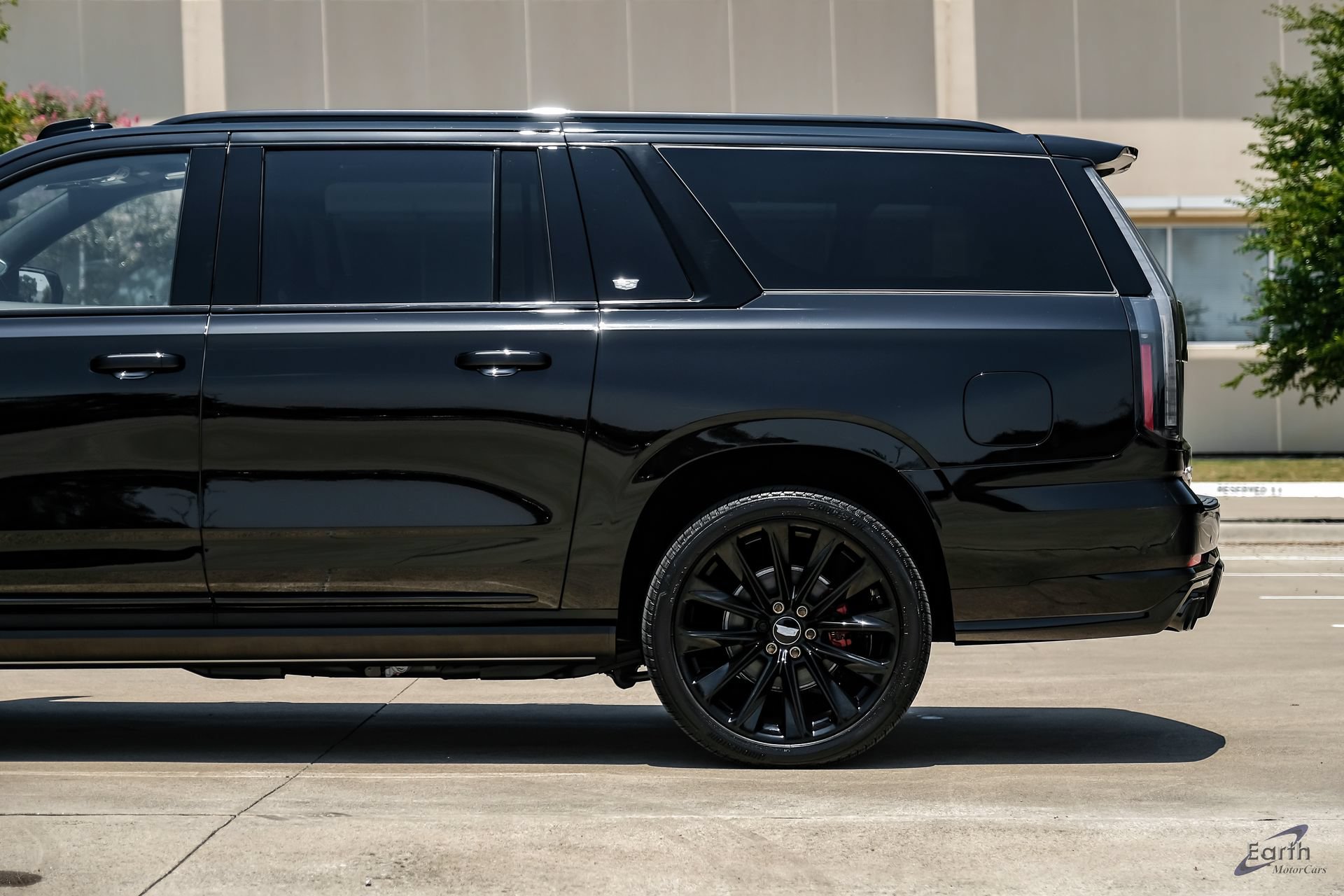 Used 2026 Cadillac Escalade ESV V w/ LPO, ONYX Package AWD/4WD image 9