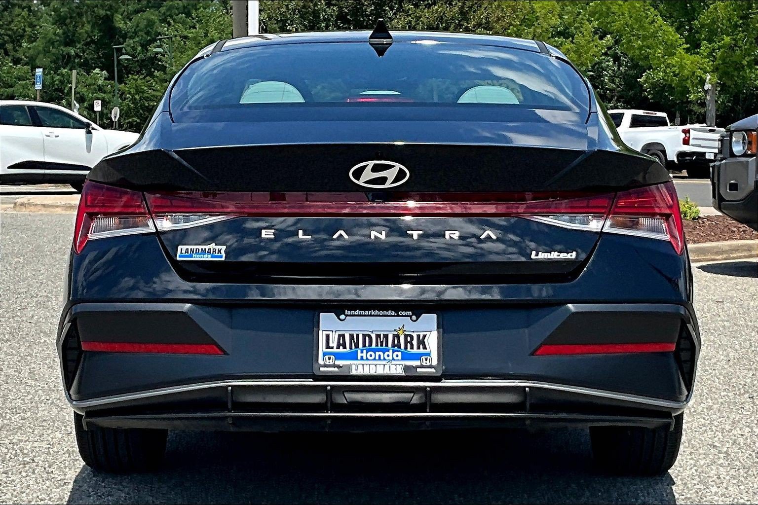 Used 2025 Hyundai Elantra Limited FWD image 4