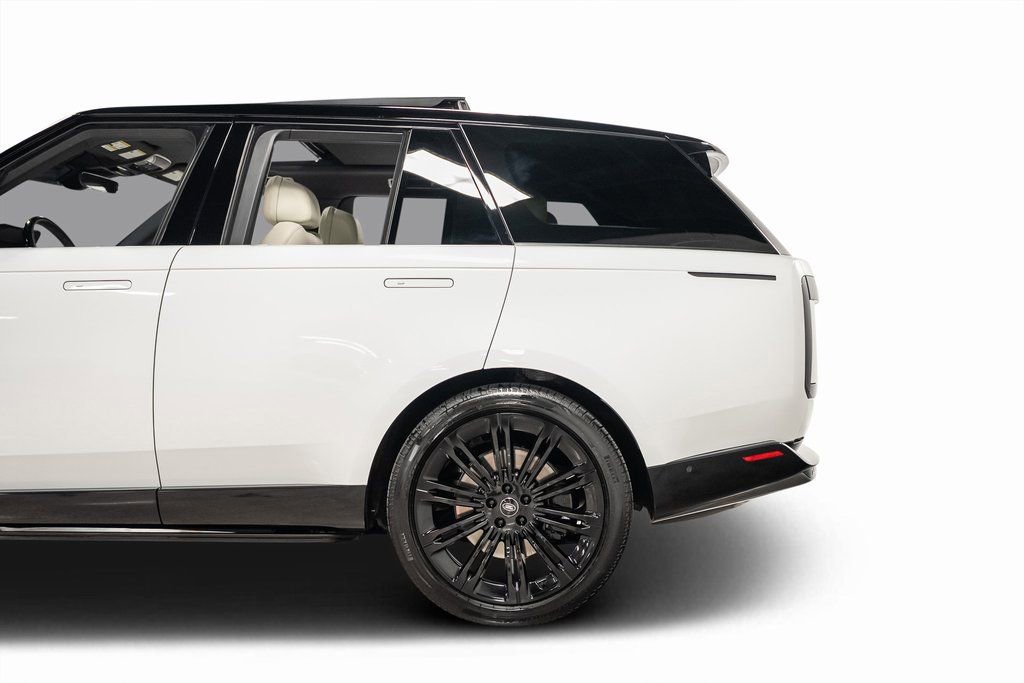 Used 2025 Land Rover Range Rover SE image 18