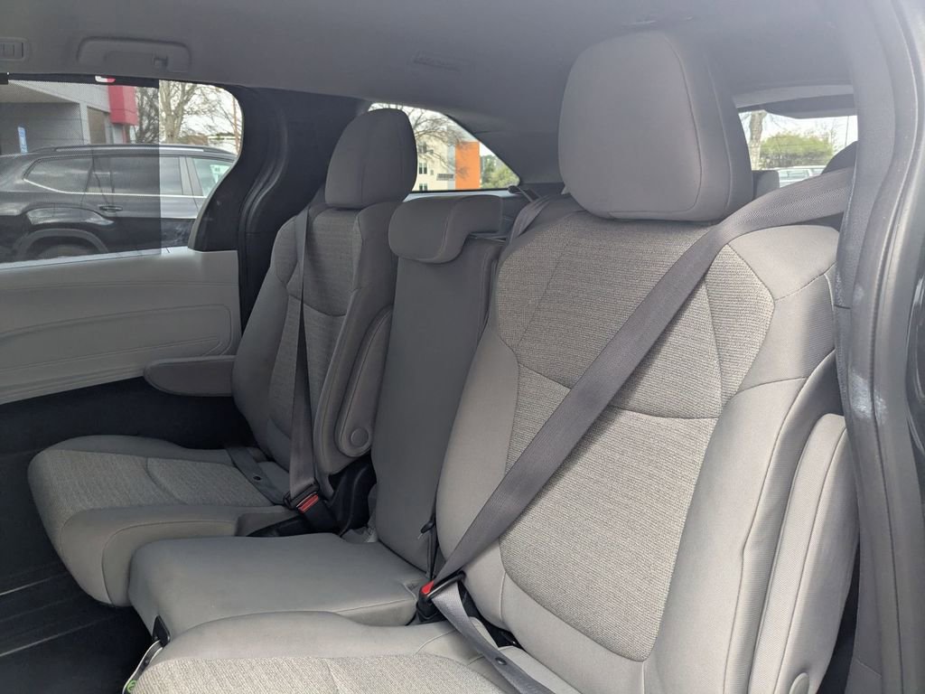 Used 2025 Toyota Sienna LE image 25