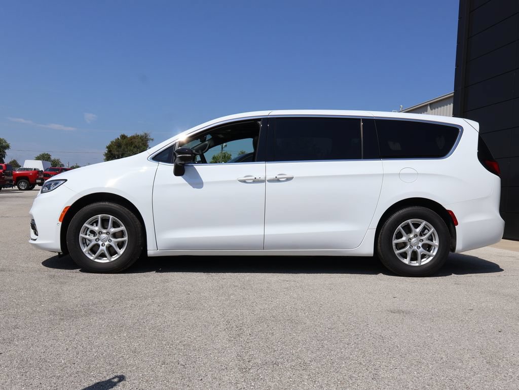 New 2026 Chrysler Pacifica Select FWD image 2