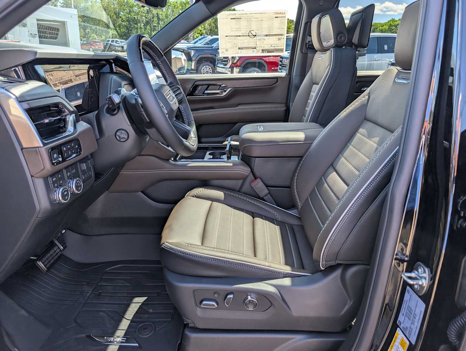 New 2026 GMC Yukon Denali Ultimate w/ LPO, Floor Liner Package AWD/4WD image 4