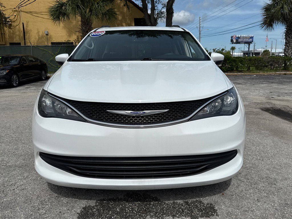 Used 2020 Chrysler Voyager Lxi image 2