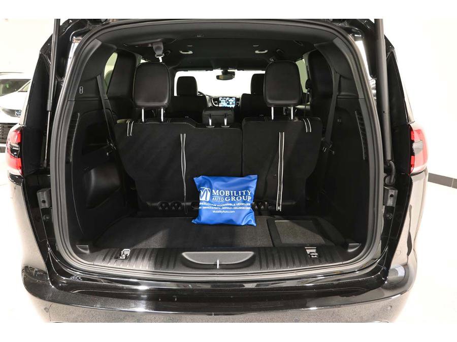 Used 2023 Chrysler Pacifica Touring-L w/ S Appearance Package image 26