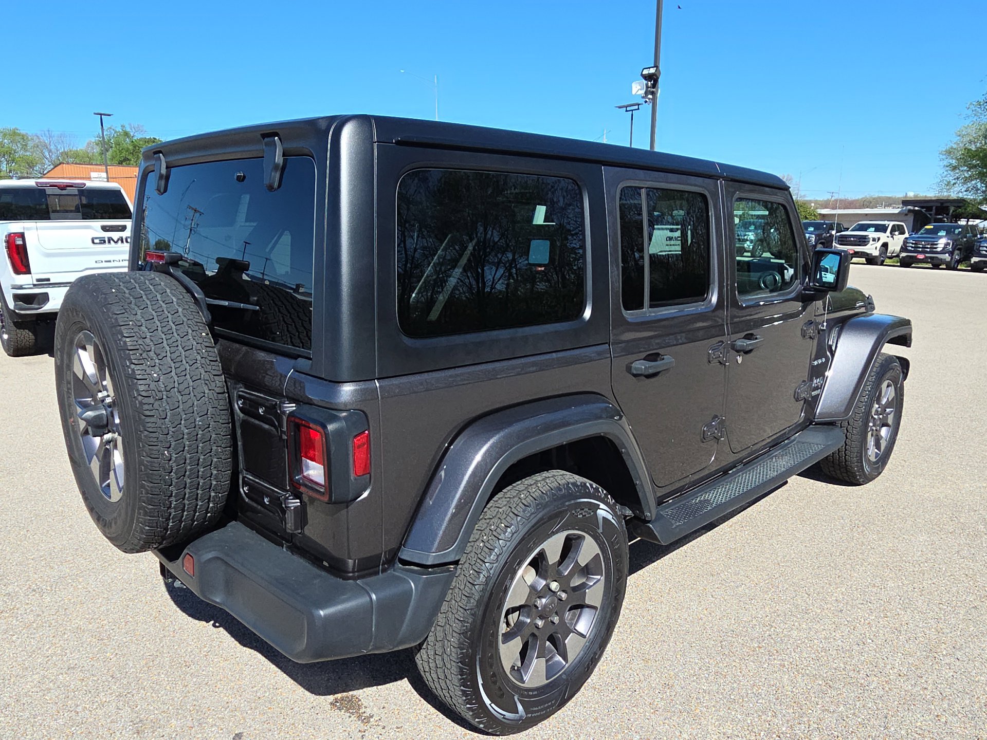 Used 2018 Jeep Wrangler Unlimited Sahara w/ Cold Weather Group image 8