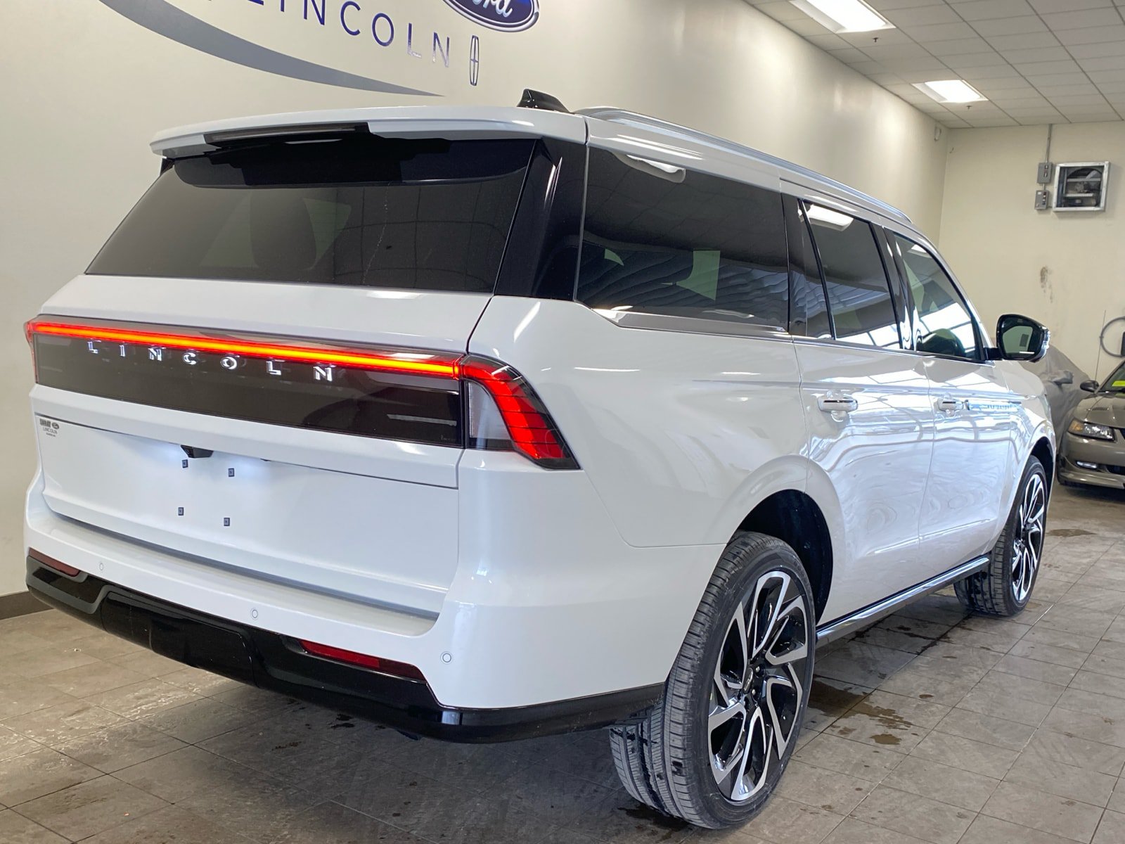 New 2026 Lincoln Navigator Reserve AWD/4WD image 10