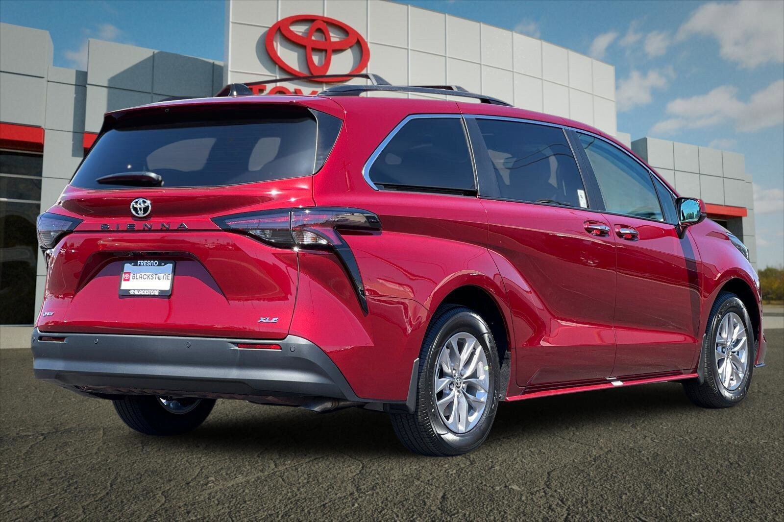Certified 2026 Toyota Sienna XLE FWD image 3
