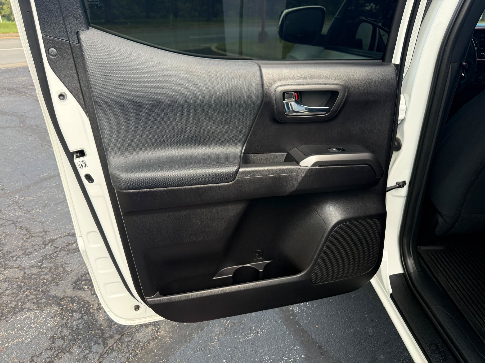 Used 2020 Toyota Tacoma TRD Off-Road AWD/4WD image 15