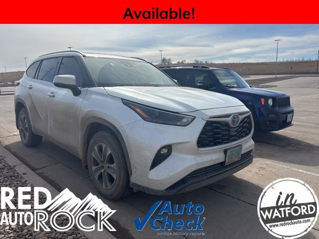 Used 2022 Toyota Highlander XLE image 3