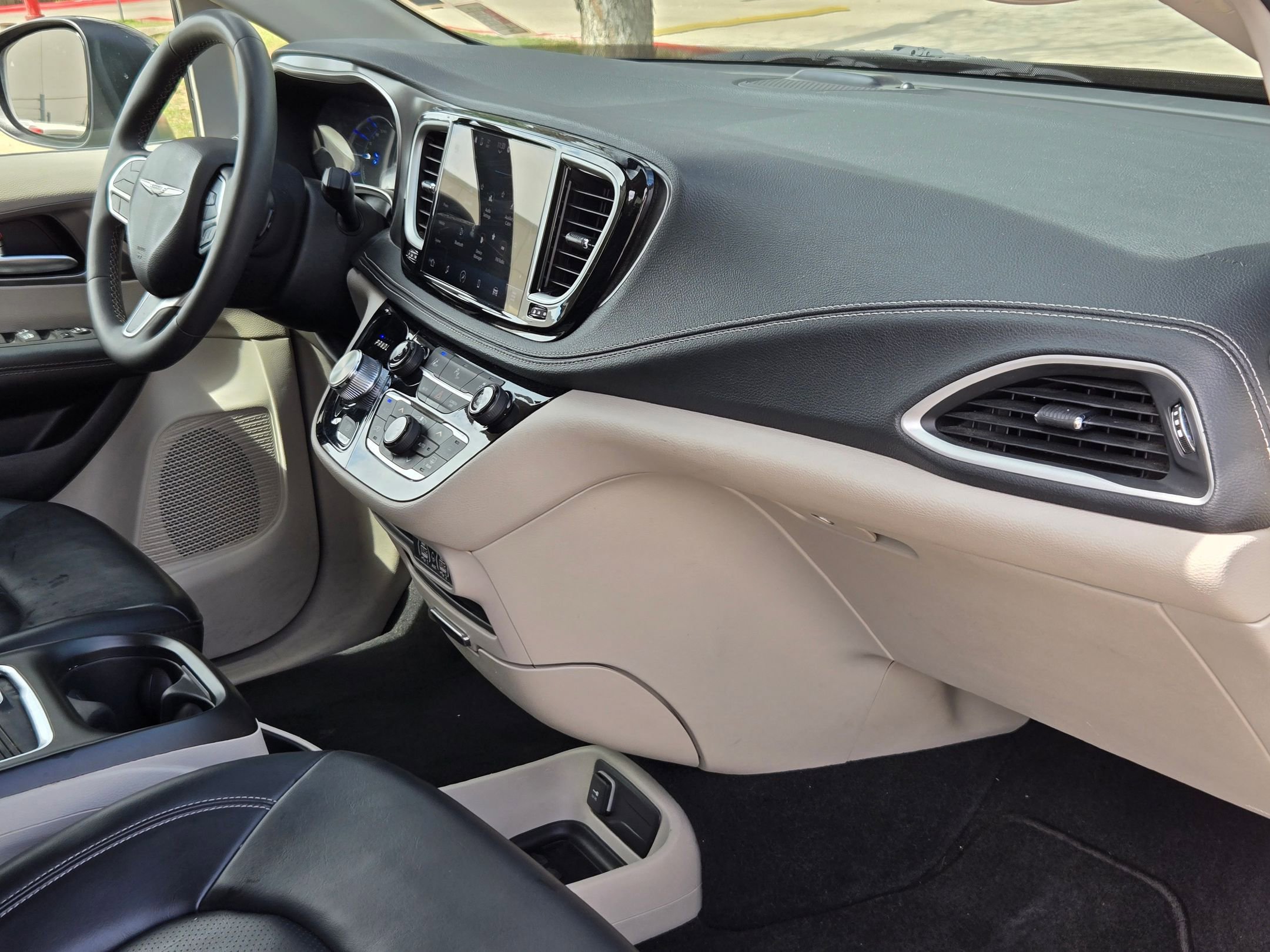 Used 2023 Chrysler Pacifica Touring-L image 28