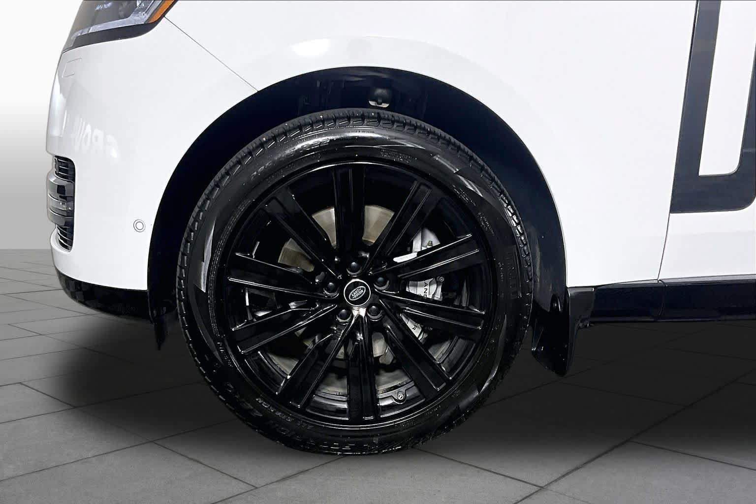 Used 2025 Land Rover Range Rover SE AWD/4WD image 10