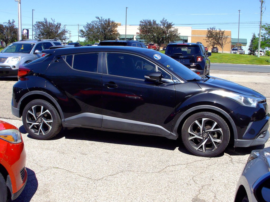 Used 2018 Toyota C-HR XLE FWD image 2