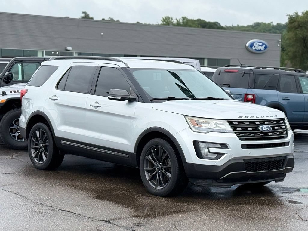 Used 2017 Ford Explorer XLT w/ Equipment Group 202A AWD/4WD image 27