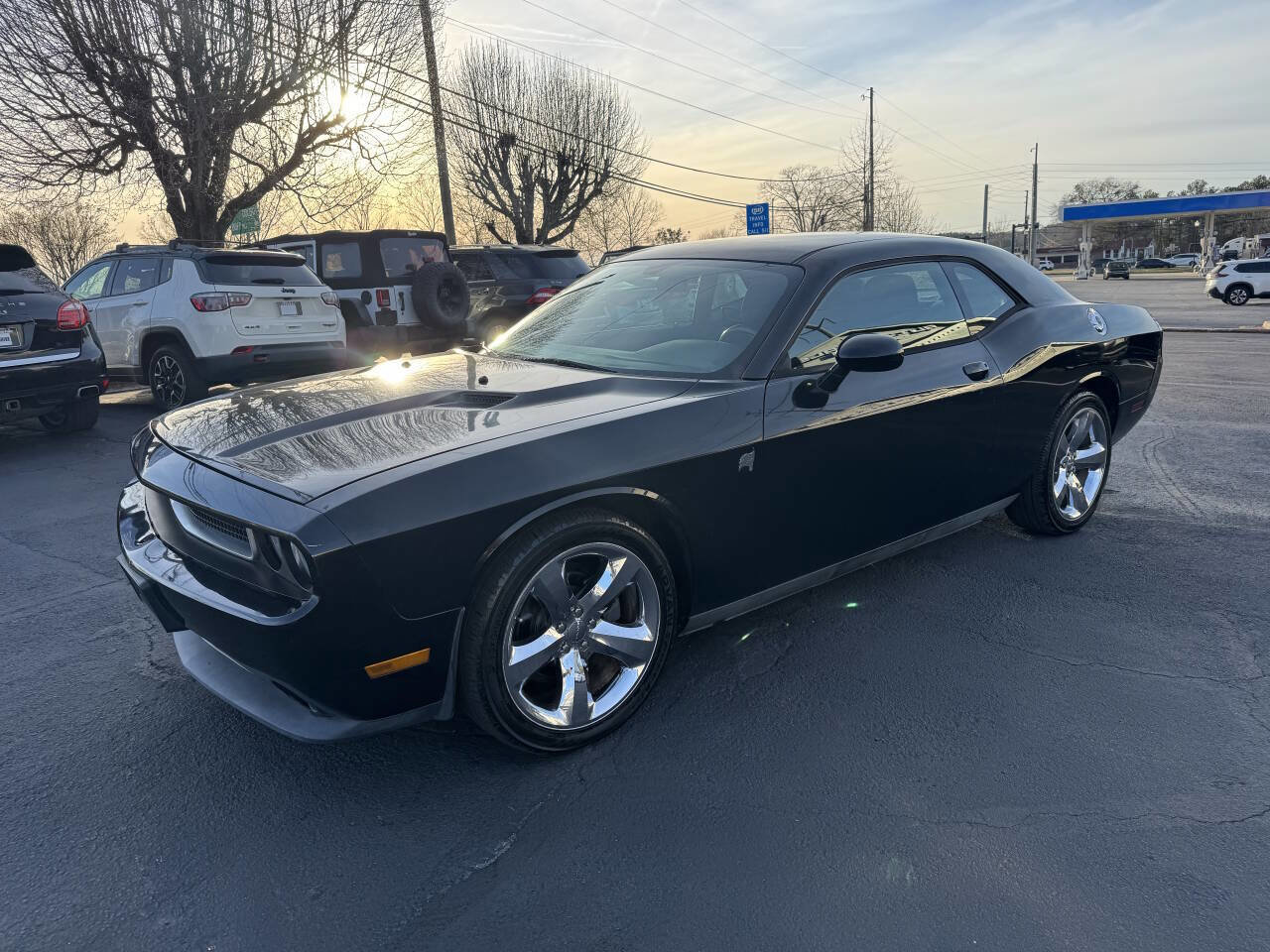 Used 2014 Dodge Challenger SXT RWD image 1