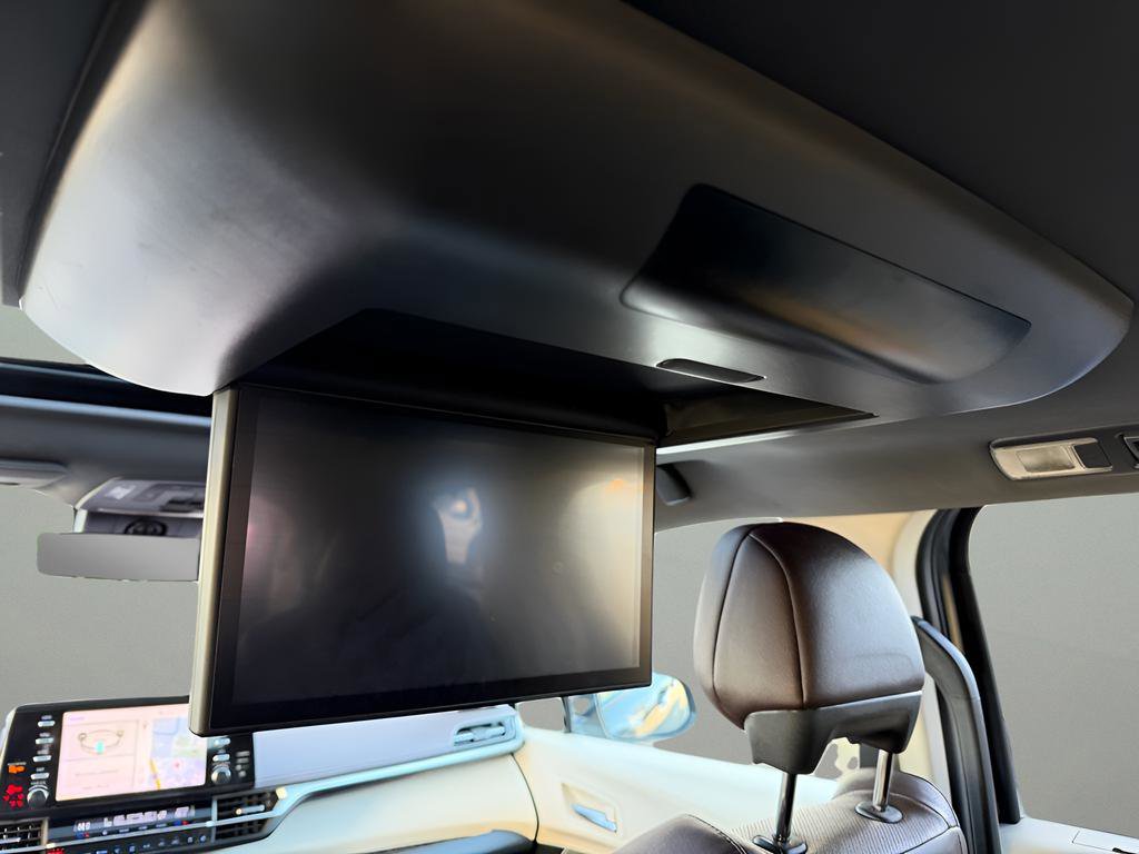 Used 2023 Toyota Sienna Platinum image 29