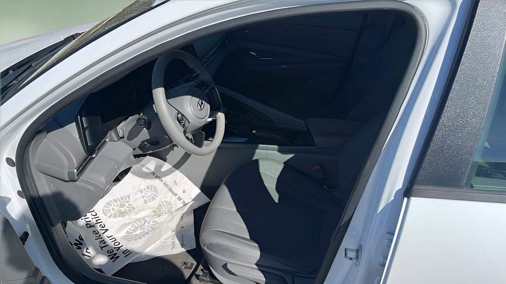 Used 2022 Hyundai Elantra SE w/ Preferred Accessory Package FWD image 16