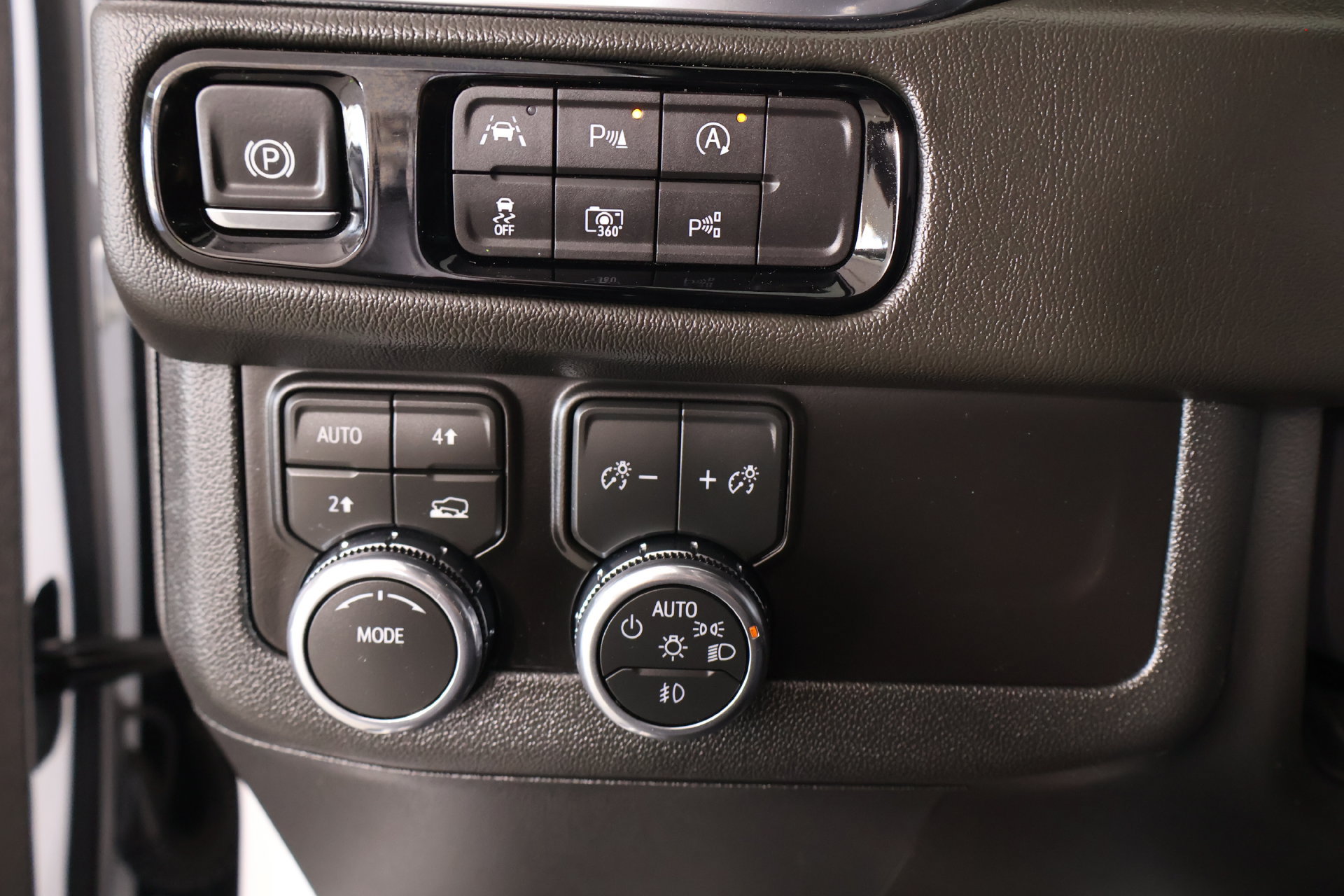Used 2026 GMC Yukon Denali w/ Sun & Power Step Package AWD/4WD image 8