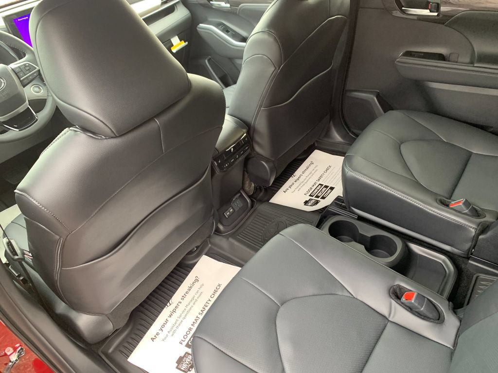 New 2026 Toyota Highlander Platinum AWD/4WD image 13