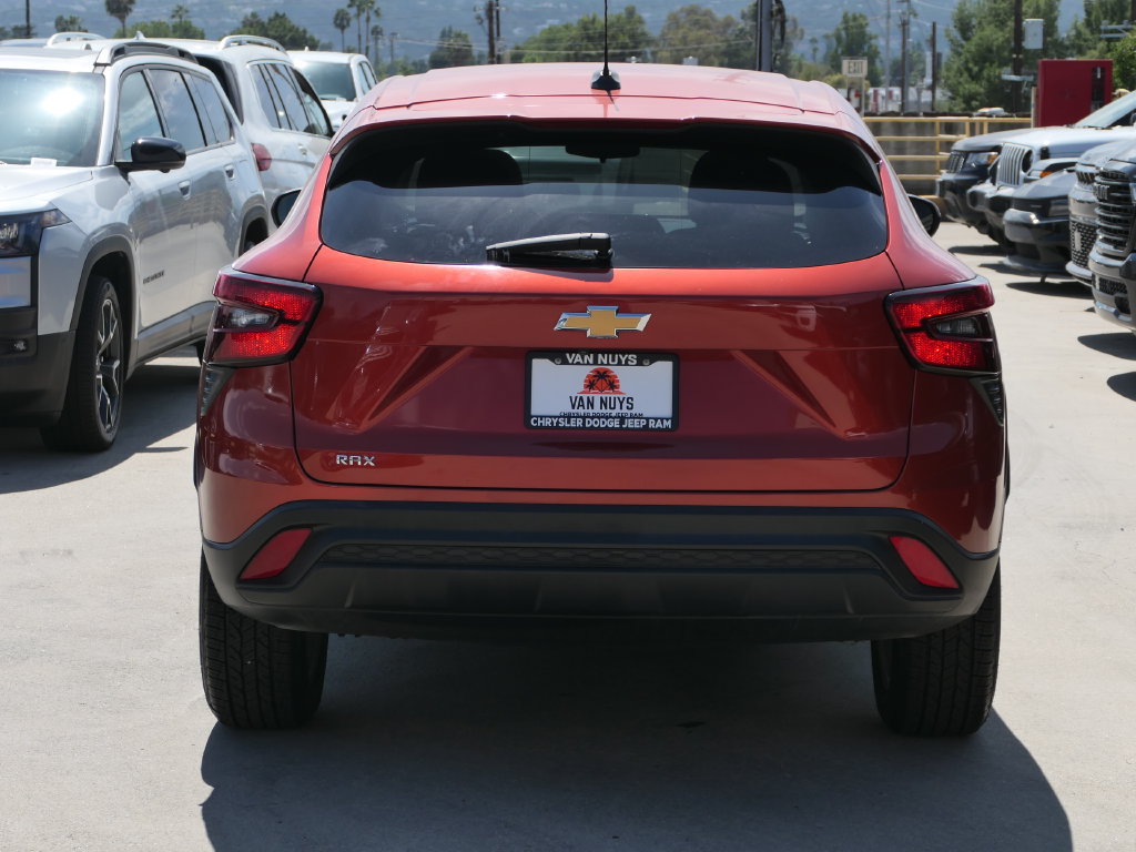 Used 2024 Chevrolet Trax LS w/ LS Convenience Package FWD image 4