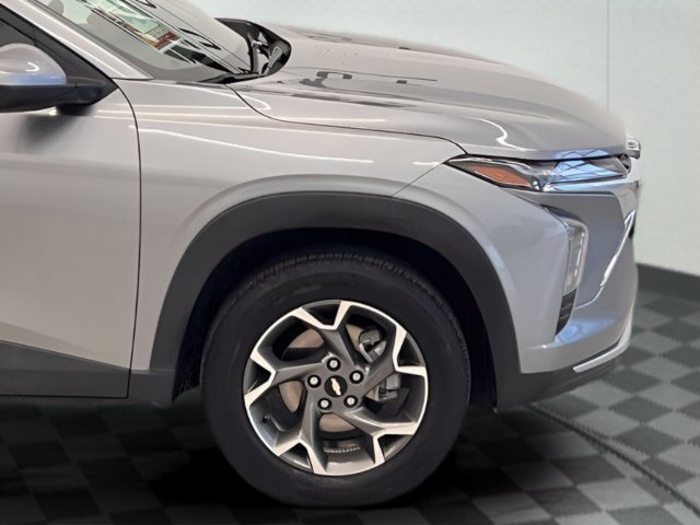 Used 2025 Chevrolet Trax LT w/ LT Convenience Package FWD image 4