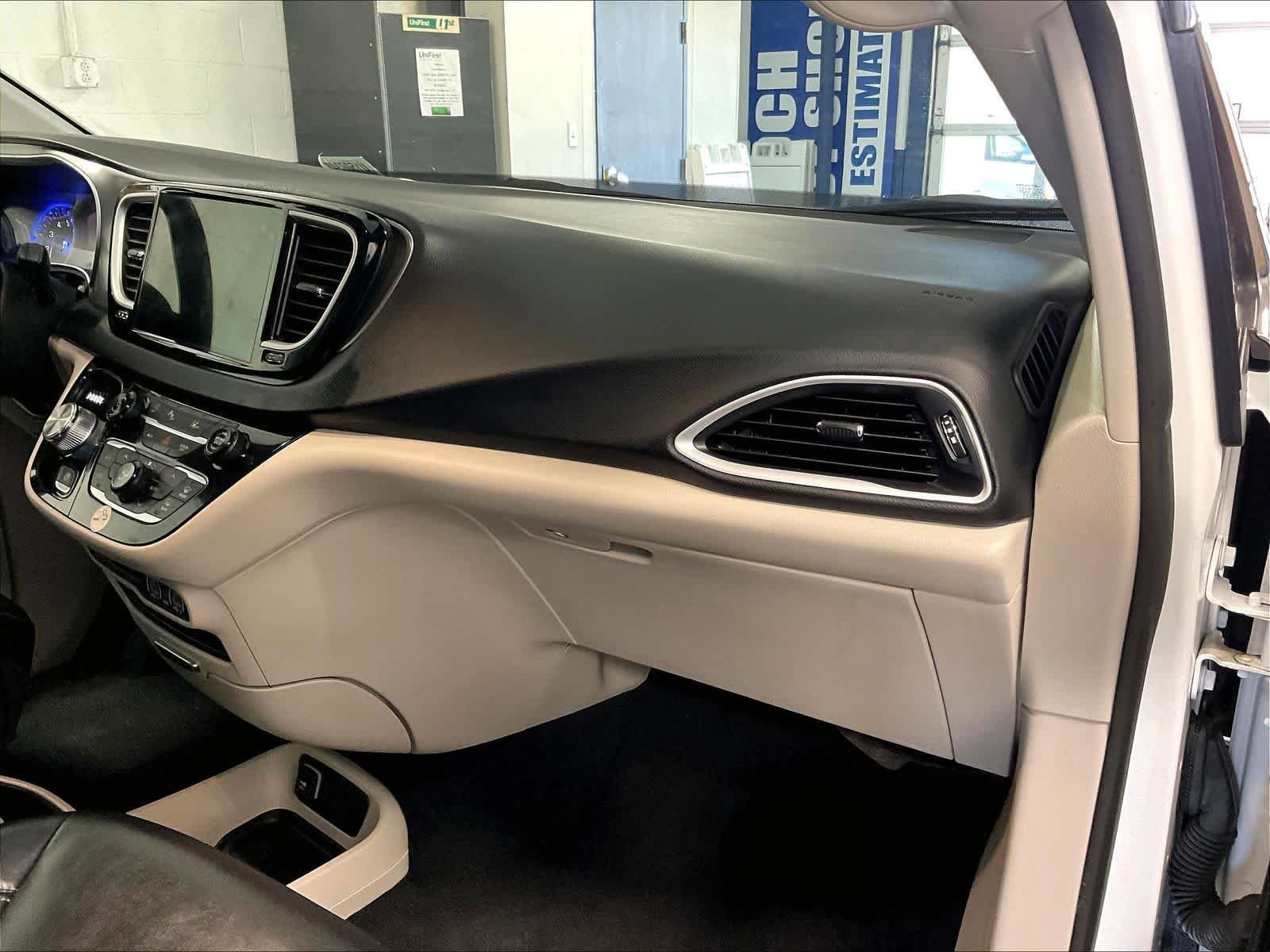Used 2023 Chrysler Pacifica Touring-L FWD image 13