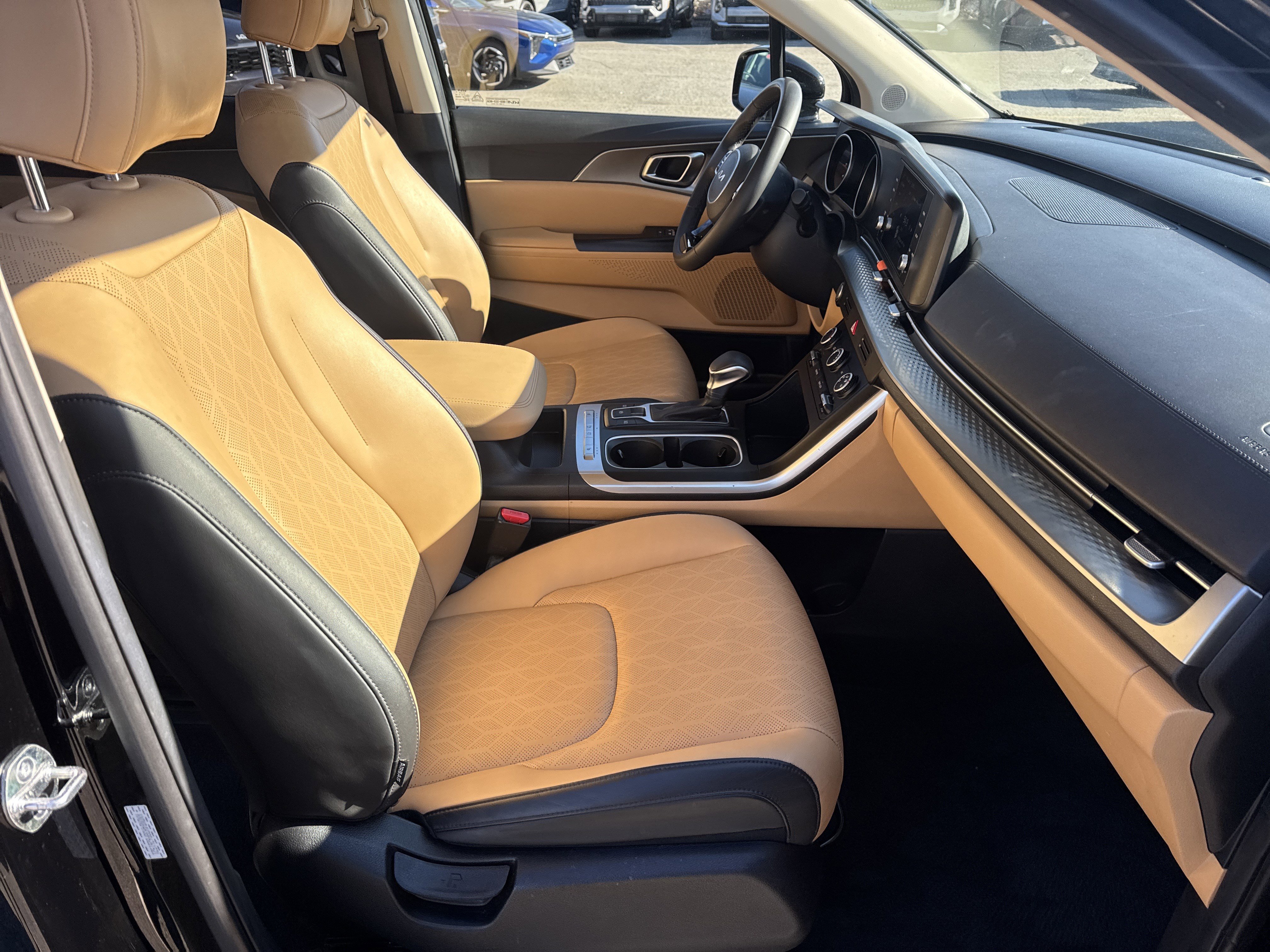 Used 2023 Kia Carnival LX image 13