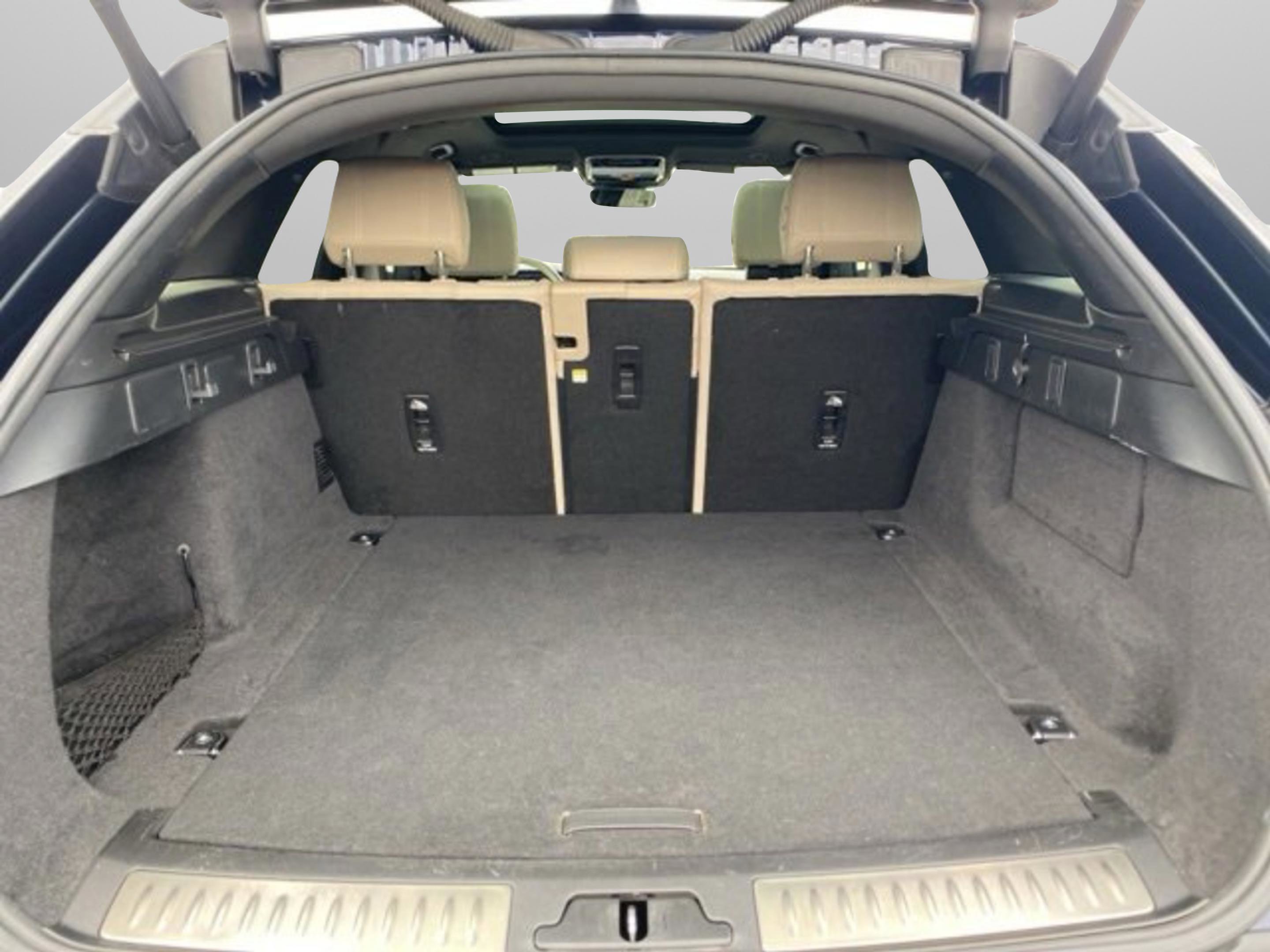 Used 2021 Land Rover Range Rover Velar R-Dynamic S image 32