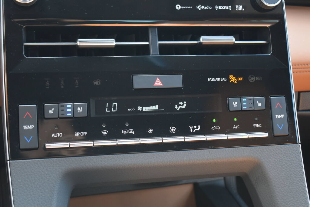 Certified 2019 Toyota Avalon Limited w/ Advanced Safety Package FWD image 12