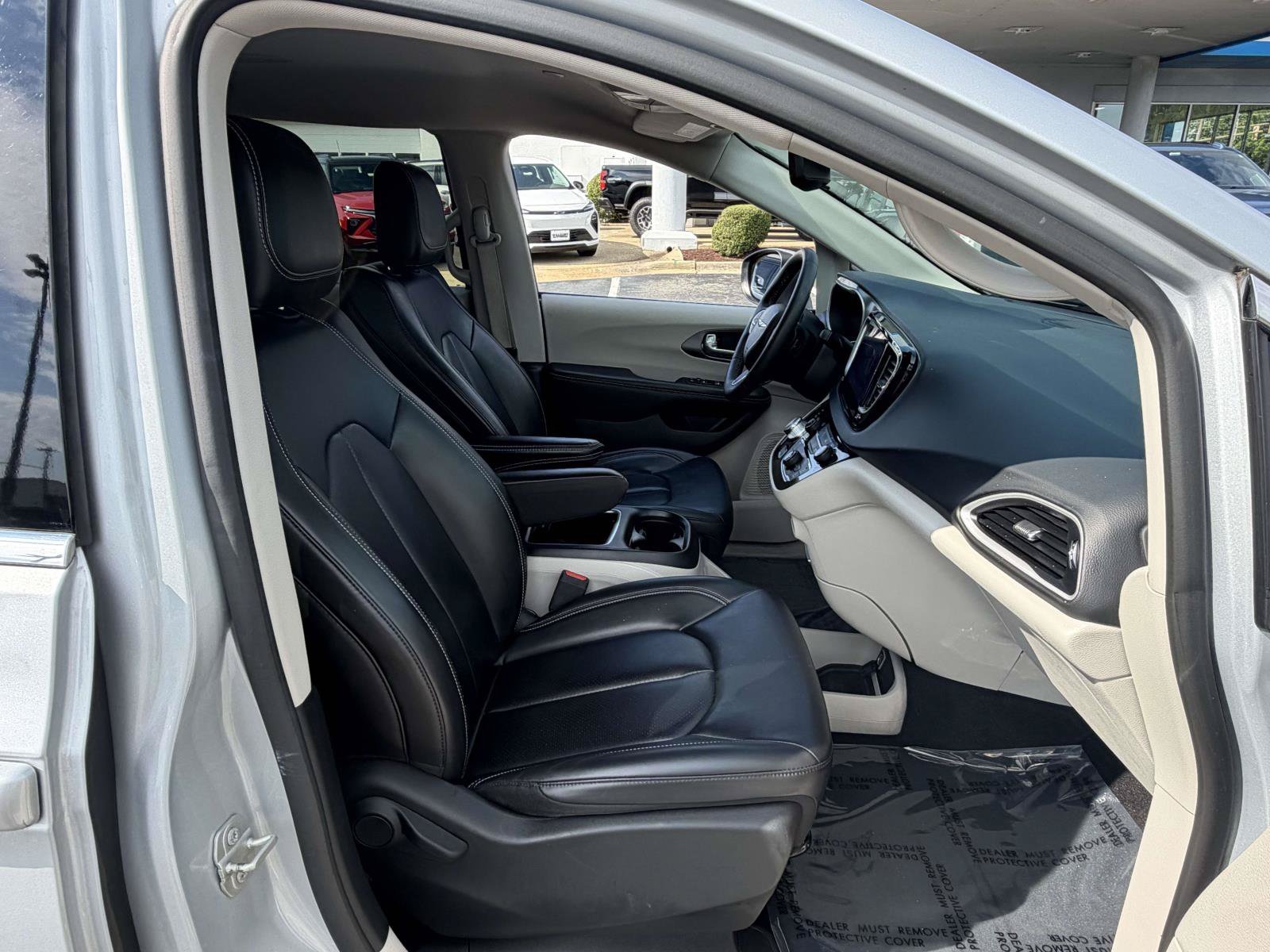 Used 2023 Chrysler Pacifica Touring-L FWD image 31