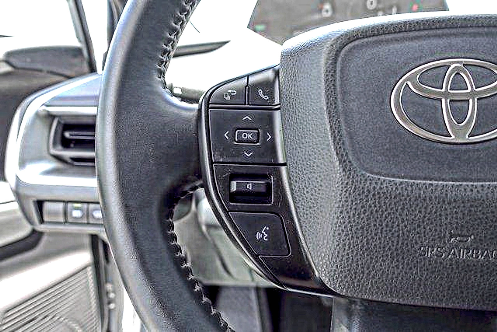 Used 2024 Toyota Prius LE FWD image 15