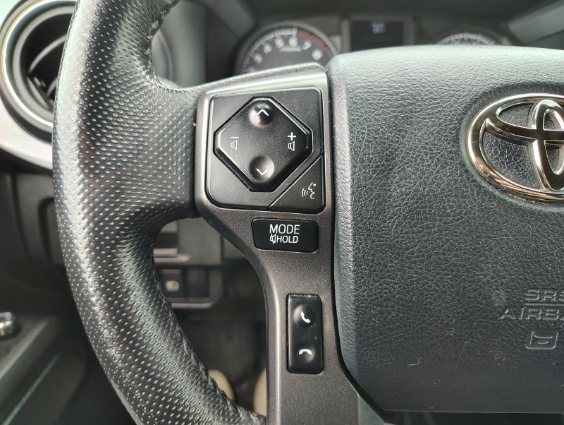Used 2018 Toyota Tacoma TRD Sport AWD/4WD image 11