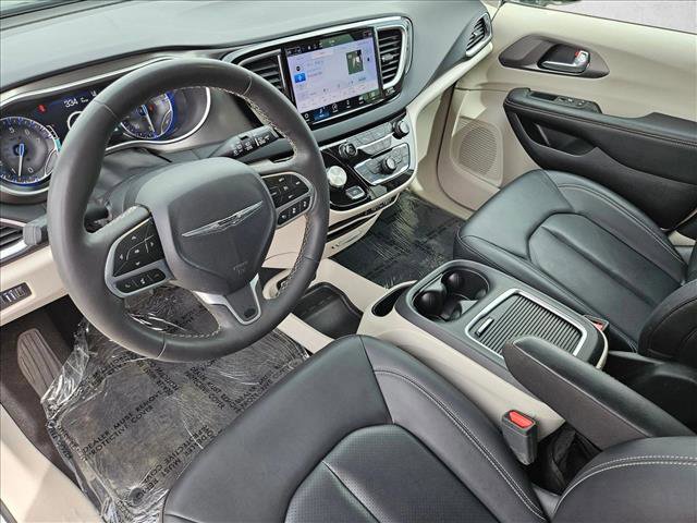 Used 2024 Chrysler Pacifica Touring-L FWD image 11
