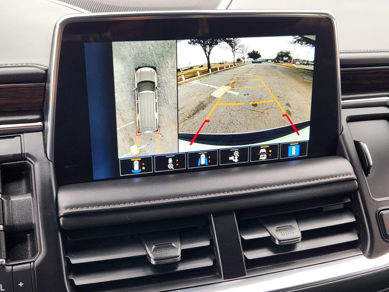 Used 2023 Chevrolet Suburban High Country image 8