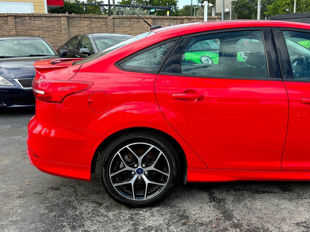 Used 2015 Ford Focus SE w/ SE Ecoboost Package FWD image 16