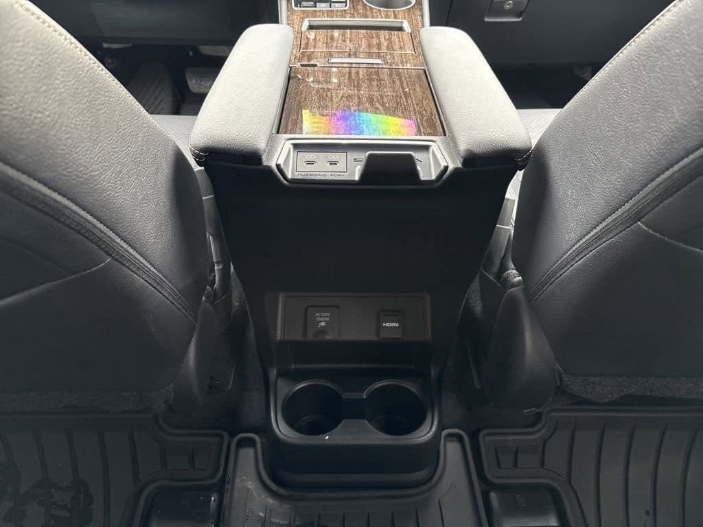 Used 2025 Toyota Sienna Limited image 22