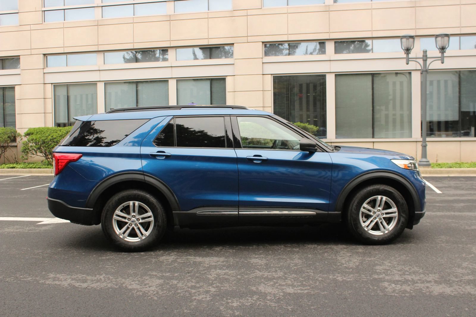Used 2021 Ford Explorer XLT w/ Equipment Group 202A AWD/4WD image 6
