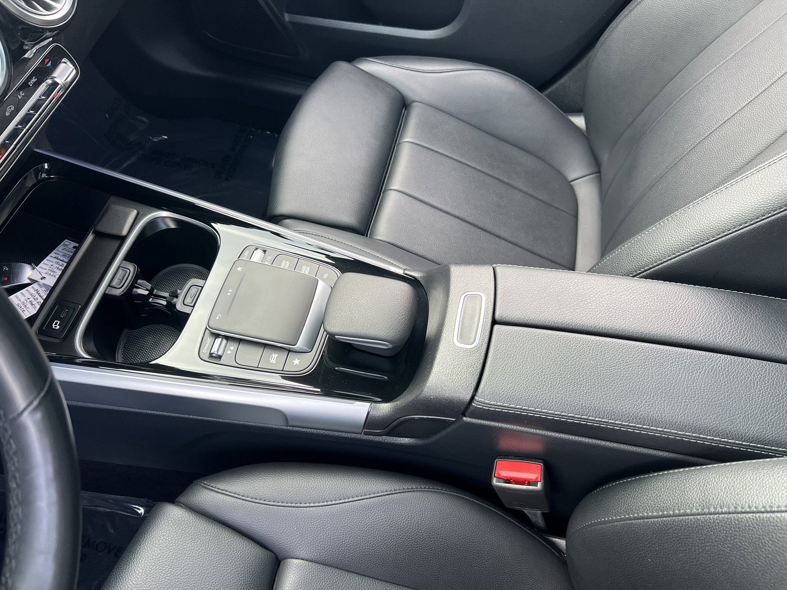 Used 2022 Mercedes-Benz GLB 250 4MATIC image 23