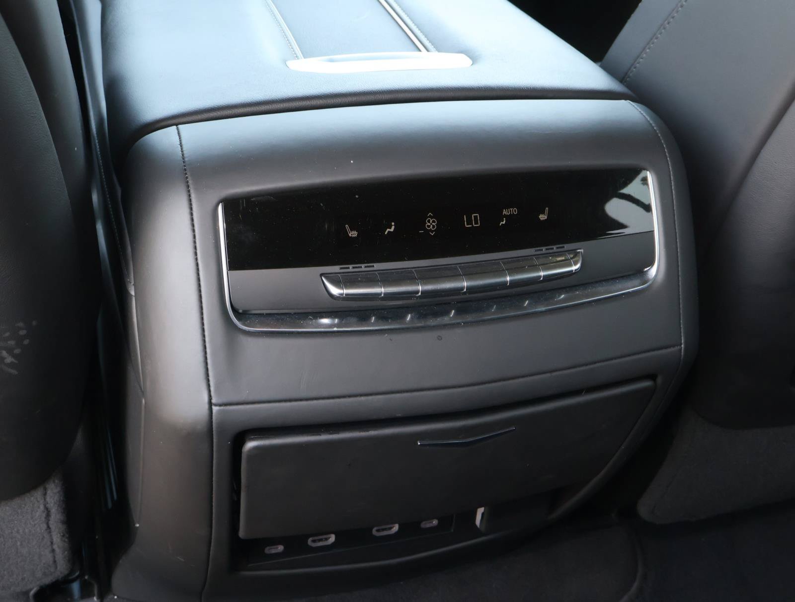 Certified 2024 Cadillac Escalade ESV Premium Luxury Platinum AWD/4WD image 19