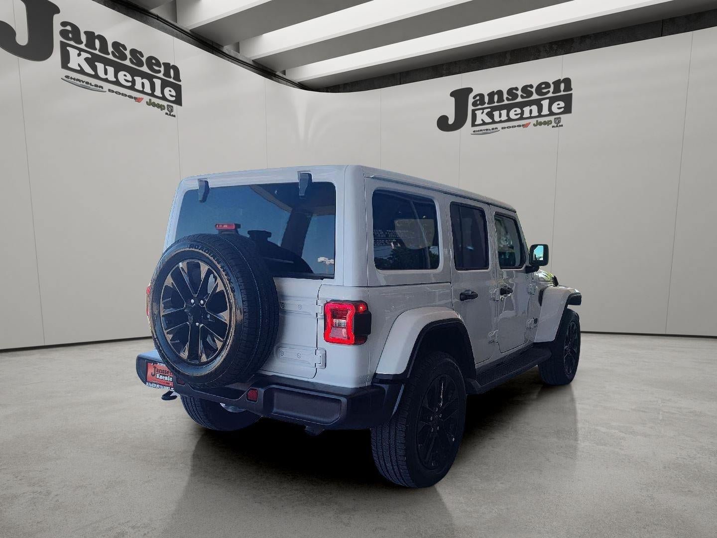 Used 2025 Jeep Wrangler Unlimited Sahara AWD/4WD image 3
