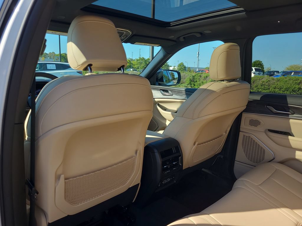 Used 2024 Jeep Grand Cherokee Limited RWD image 12