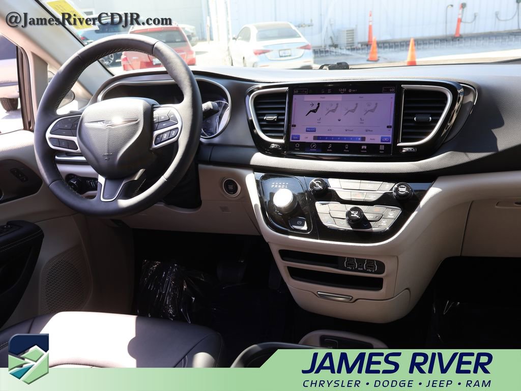 Used 2024 Chrysler Pacifica Touring-L FWD image 13