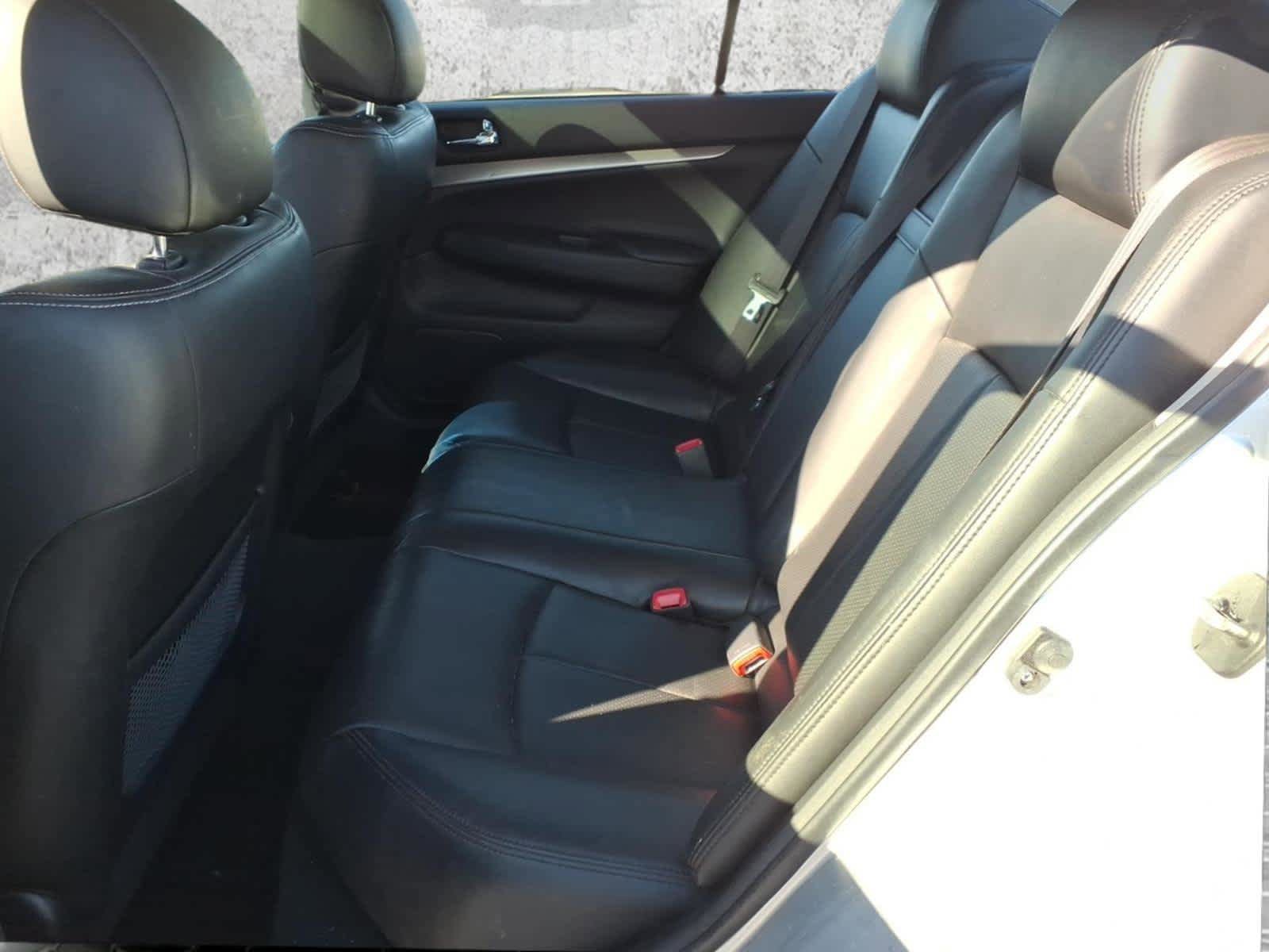 Used 2011 INFINITI G37 x w/ Premium Pkg image 8