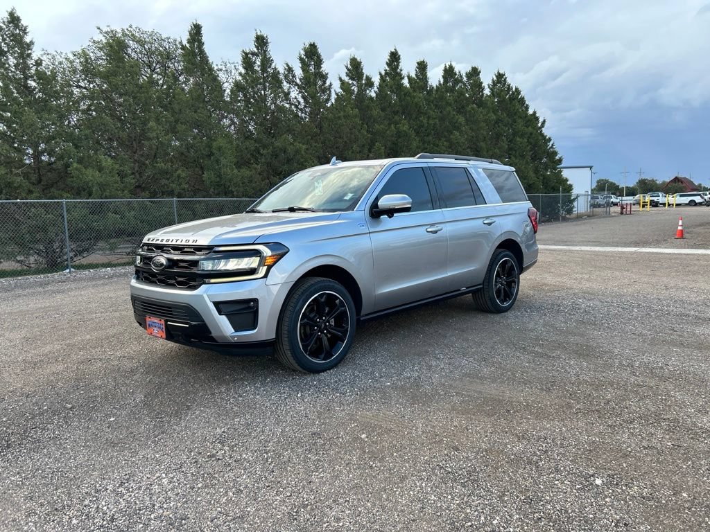 Used 2023 Ford Expedition Limited AWD/4WD image 2