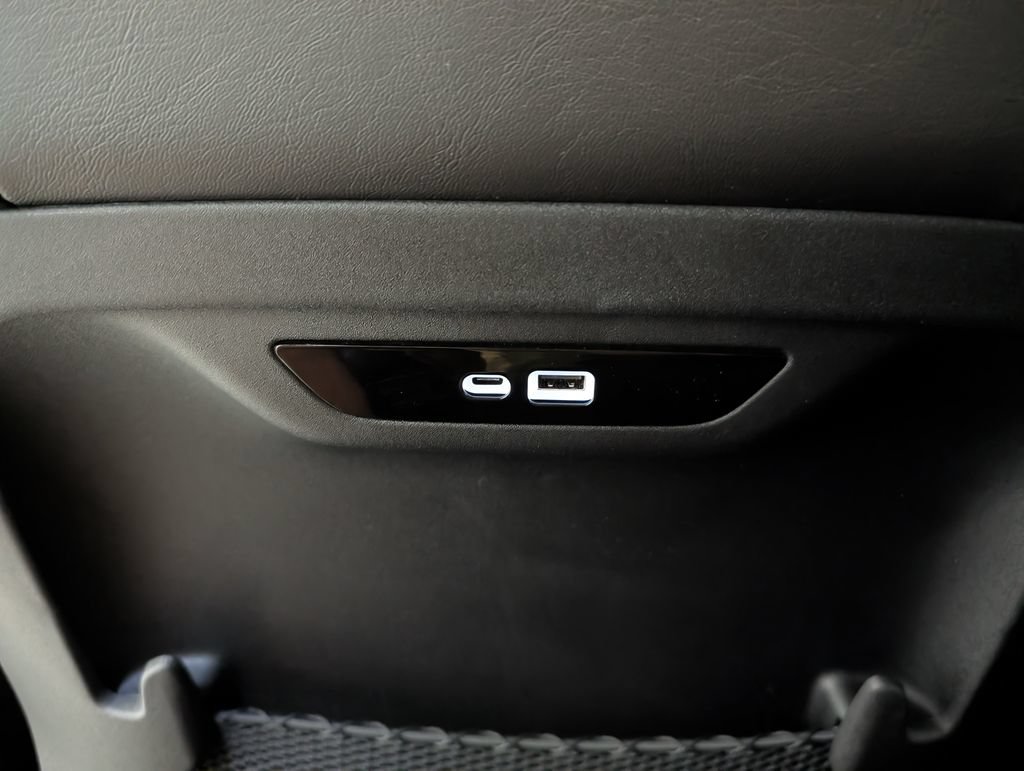 Used 2027 Chrysler Pacifica Select FWD image 10