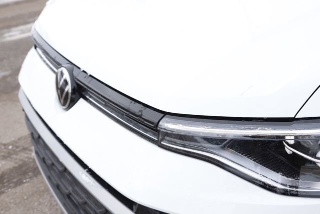 Used 2025 Volkswagen Taos SE w/ Black Wheel Package image 8